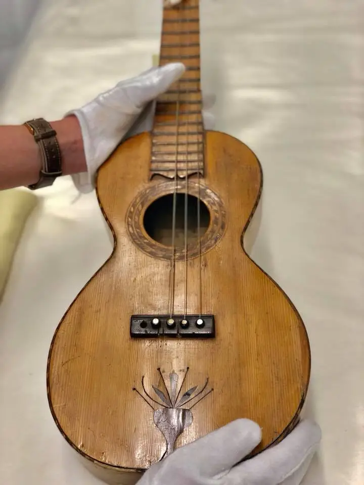 Alat Musik Ukulele